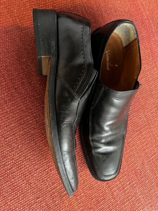 Sapatos de homem, pretos, pele, sola couro, tamanho 41.