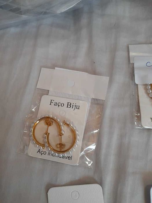 brincos em aço inoxidável