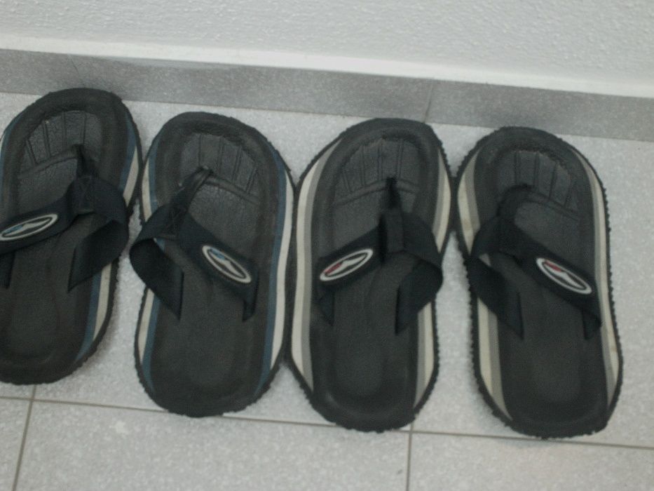 Chinelos usados mas ainda bons para usar