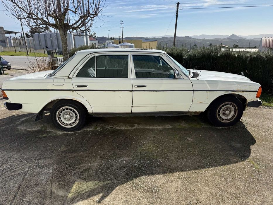 Vende-se Viatura Mercedes 240D