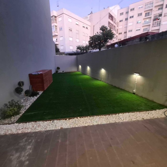 Colocação de relva sintética