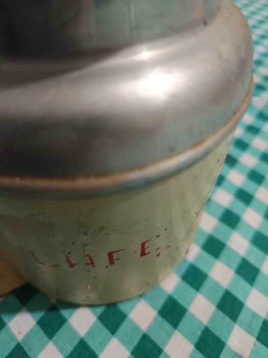 2 latas antigas de cozinha, em aluminio (farinha e café)