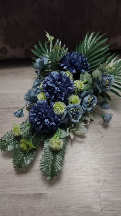 Śliczna wiązanka okolicznościowa w kolorze ciemnoniebieskim