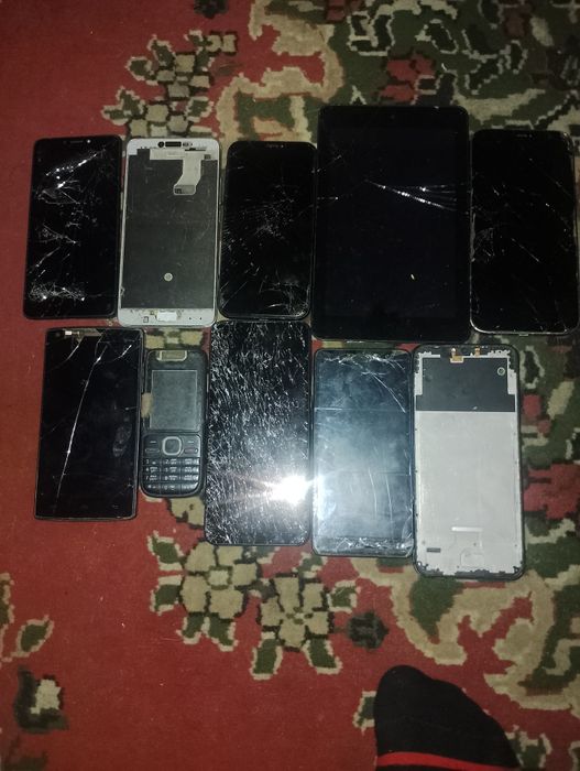 Лот із 7 телефонів на запчастини або відновлення