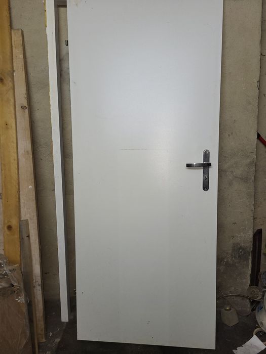 Drzwi wewnętrzne pełne białe 80 z futryną