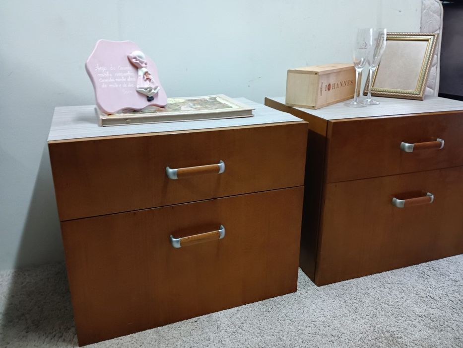 Par de mesinhas de cabeceira / camiseiro, medidas:60/42cm/50cm altura.