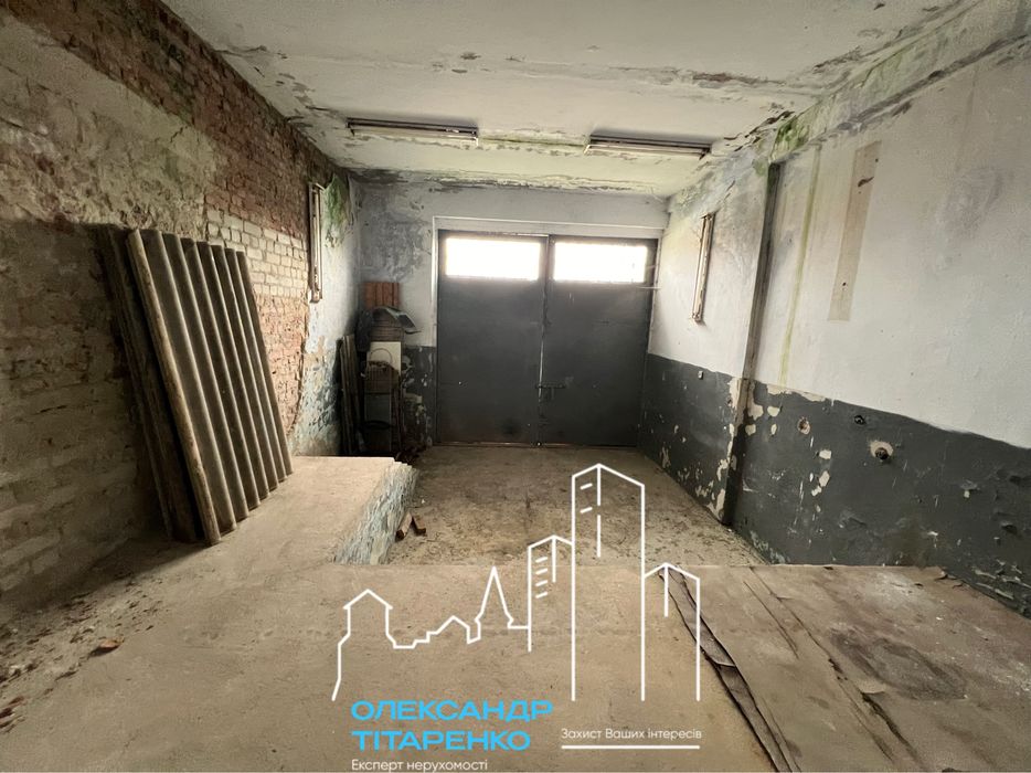 Продам комерційне приміщення з боксом під бус!
