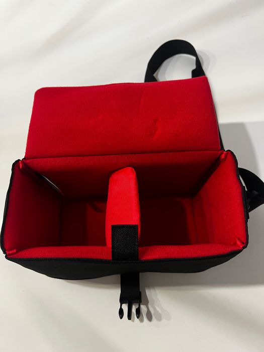 Canon EOS 2000D com objetiva, cartão de memória e mala de transporte