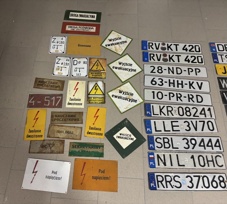 Stare tabliczki informacyjne rejestracyjne polekcjonerskie