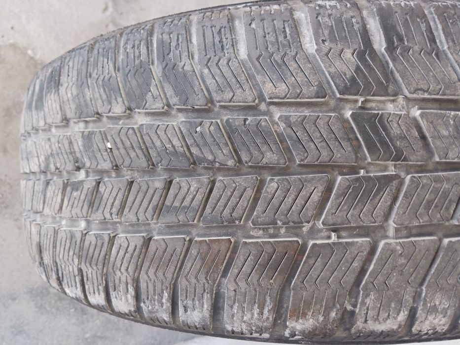 Pneu usado com mais de meio piso no Entroncamento