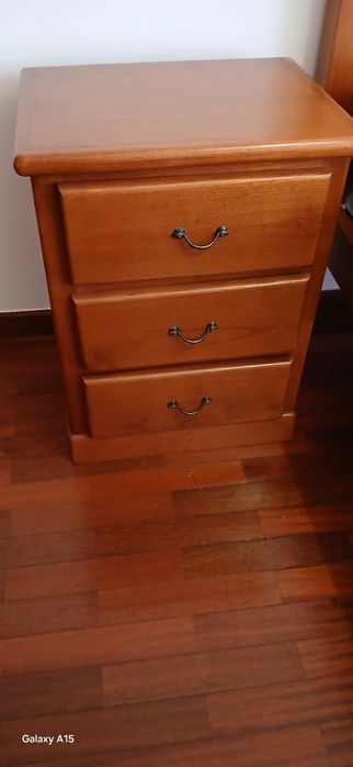 Cama de solteiro mesinha