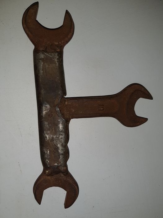 Продам Ключ гаечный тройник , в хорошем состоянии