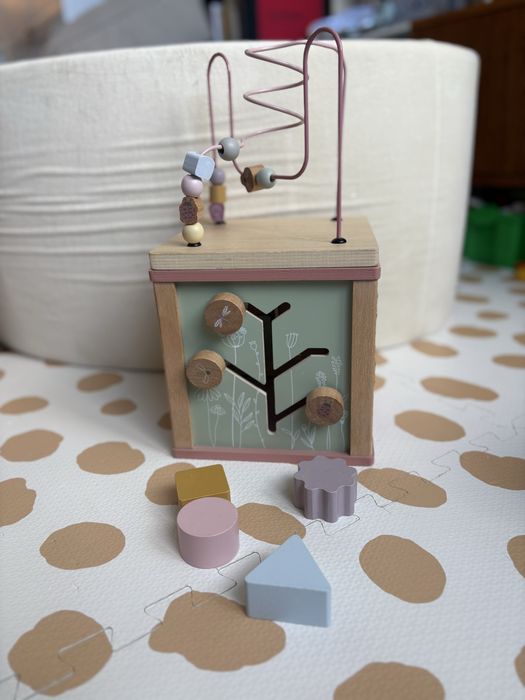 Kostka aktywizujaca manipulacyjna zabawka sorter Little Dutch różowa