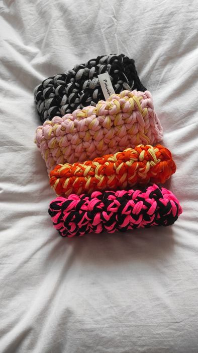 Pomarańczowo żółte etui na okulary