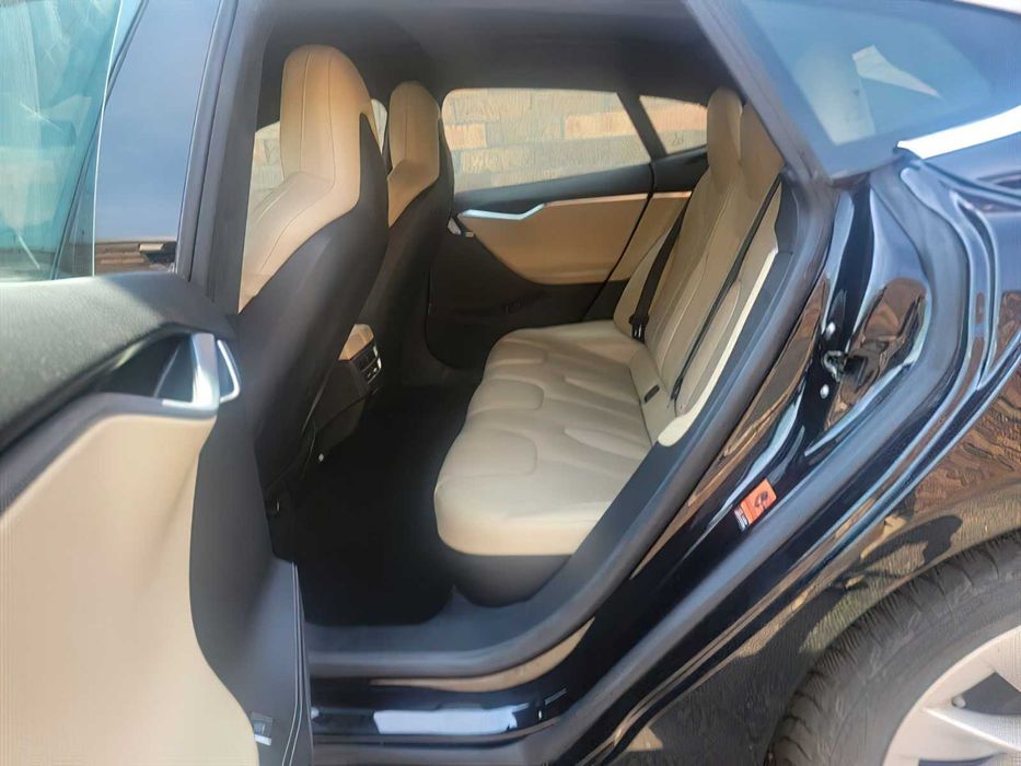 Tesla Model S      2015