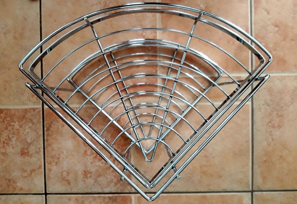 Металлическая полочка для ванной