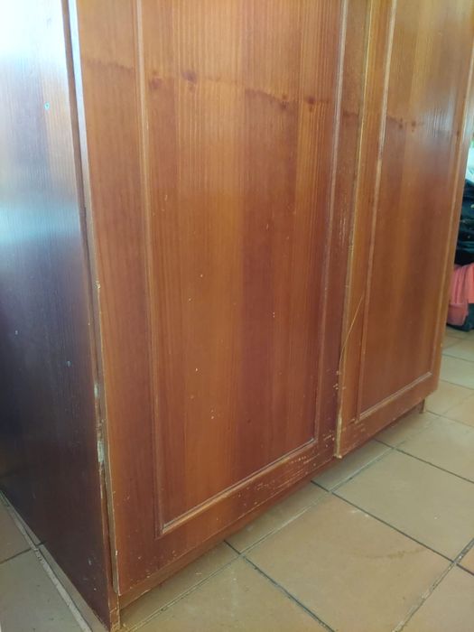 Armario em madeira com prateleiras