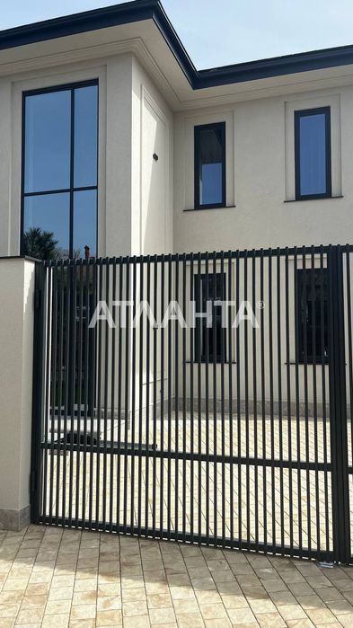 В продаже добротный дом в Совиньоне 4 спальни, бассейн