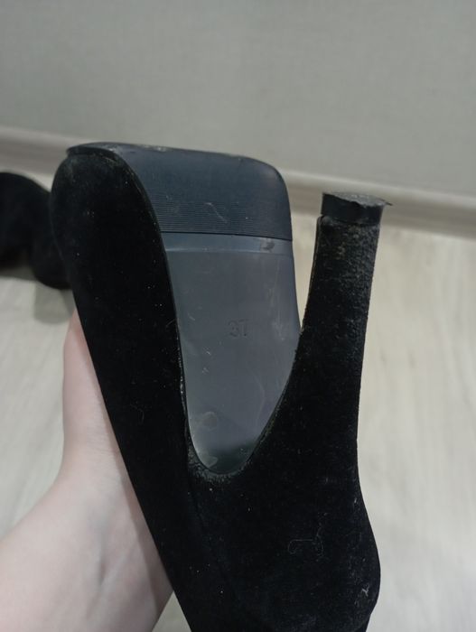 Замшеві сапожки на каблуку