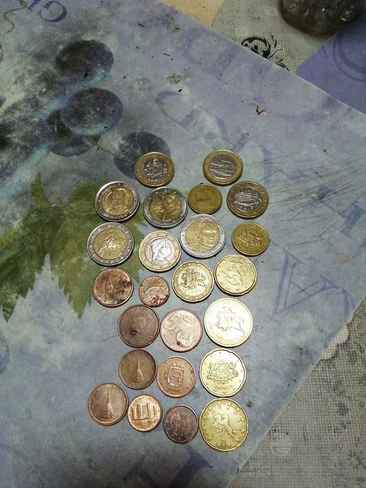 Moedas de colecção, defeitos de cunhagem e algumas com pormenores.