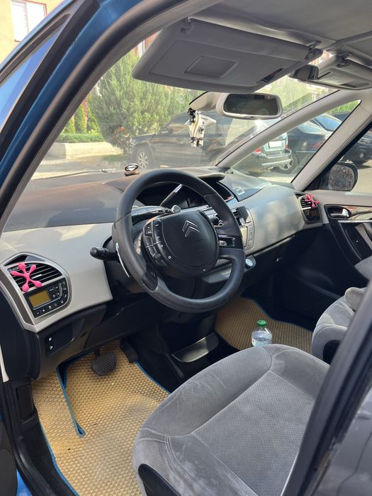 Продам Citroen C4 Picasso 2010 (коробка автомат - робот)