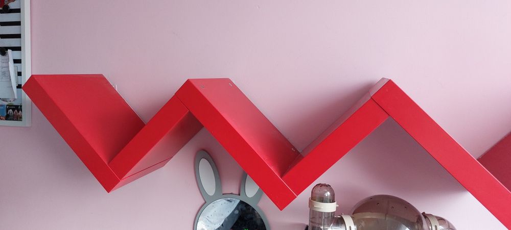Półka ikea na książki czerwona