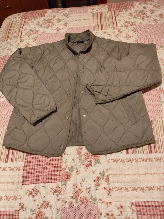 Blazer em poliéster esverdeado em bom estado