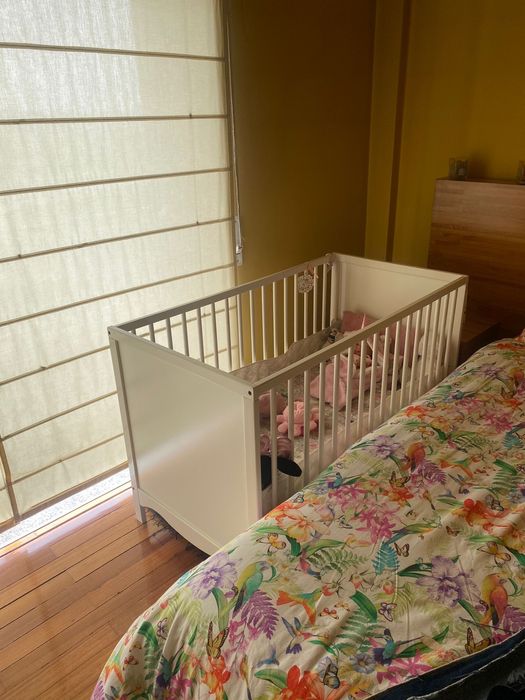 Cama de criança branca , em muito bom estado para venda .