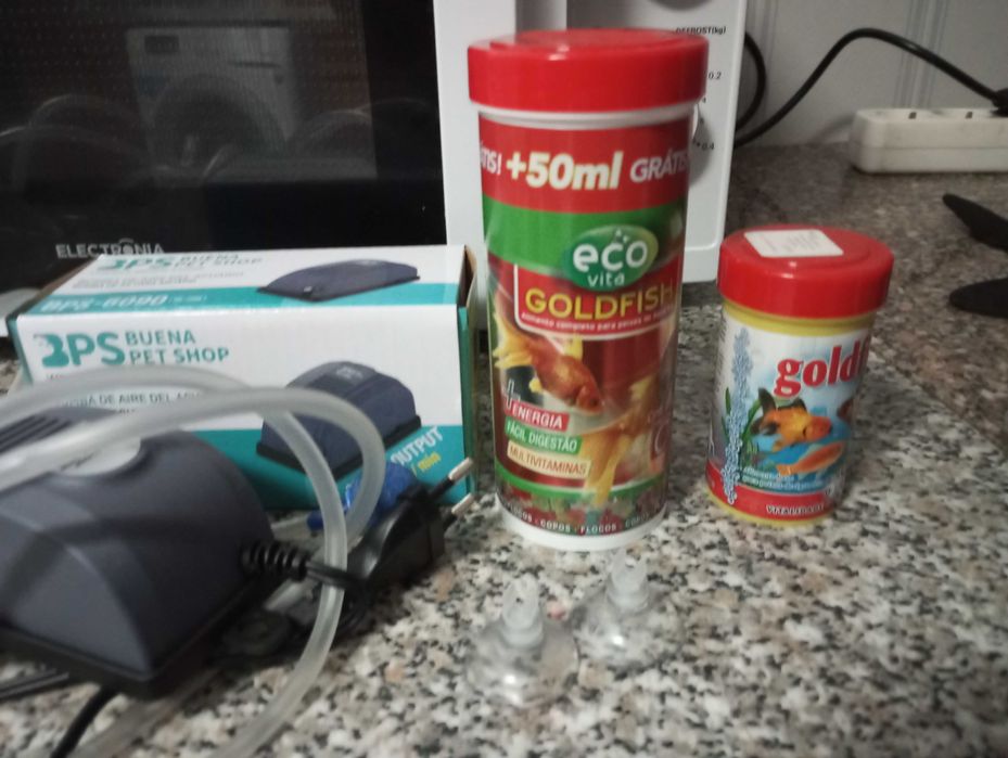 Vendo aquário com alguns acessórios