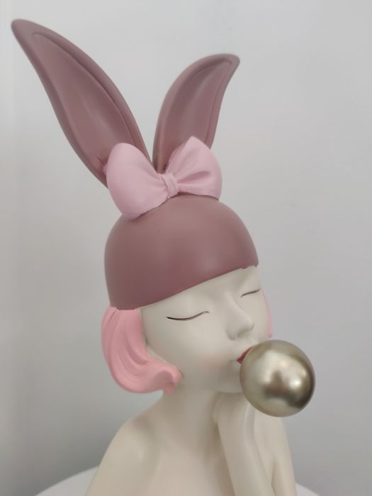 Estatueta menina com chiclete 31 cm