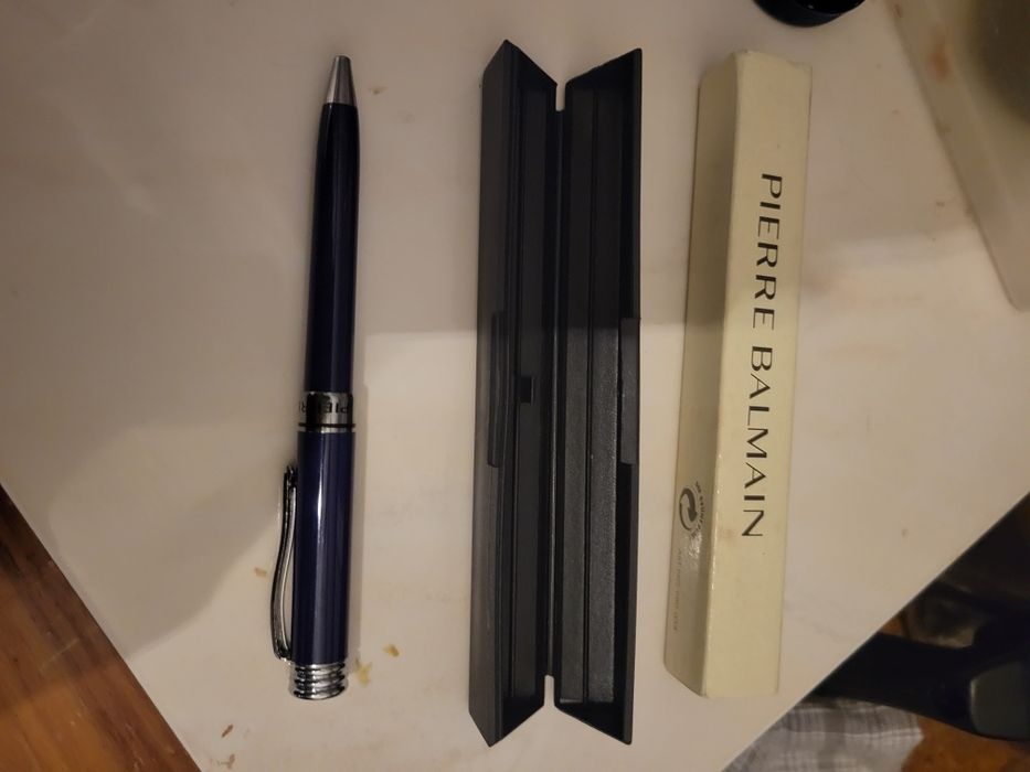 Caneta nova, em estojo por estrear pierre balmain