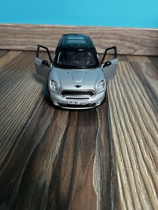 Mini Cooper ALL4 samochodzik kokekcjonerski skala 1/24