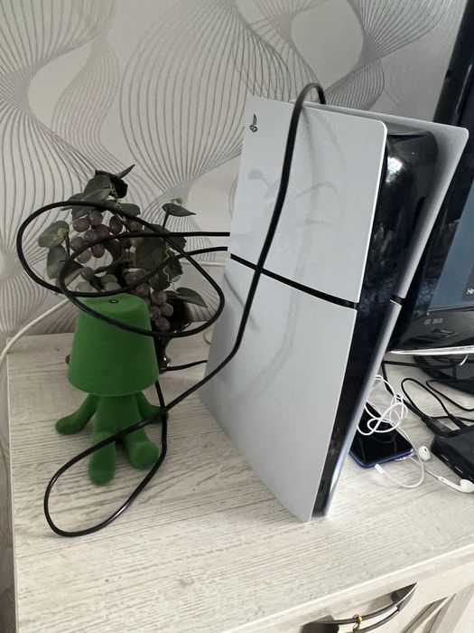 PlayStation 5 Slim Digital Edition 1TB+2 геймпада. Ідеальний стан