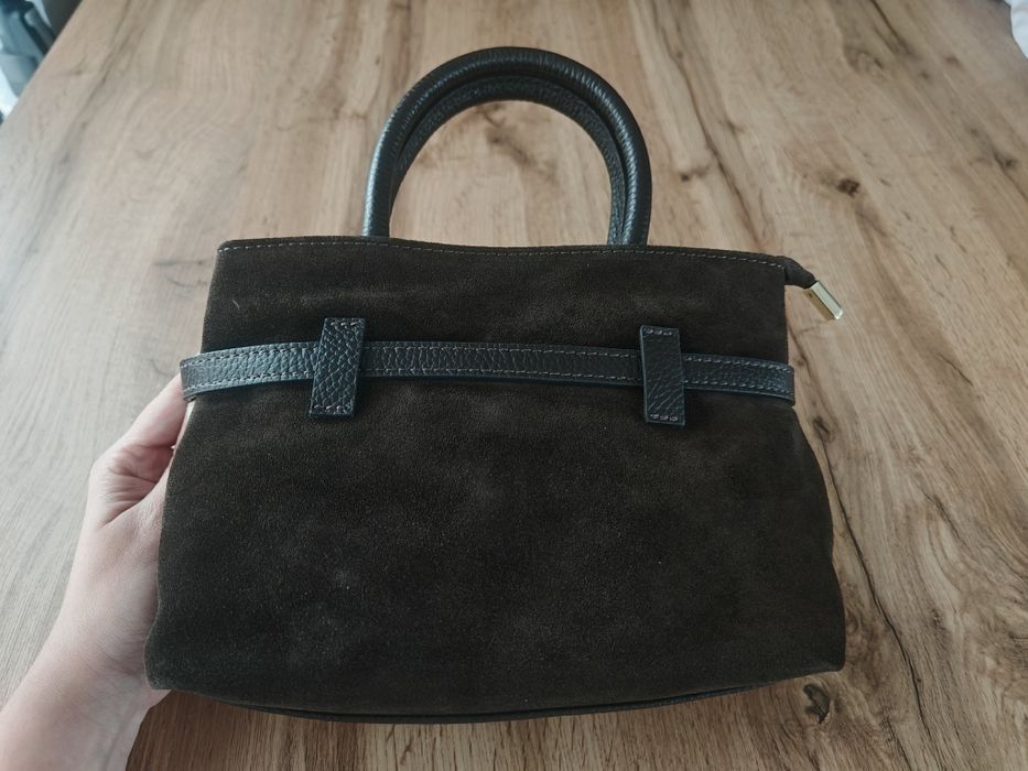Czekoladowa torebka CASSI z paskiem – elegancka, modna, welurowa