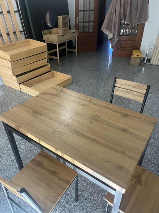 Mesa de jantar , com 4 cadeiras e em perfeito estado