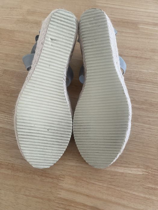 Sandalias de cunha cinzentas