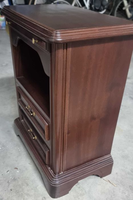 Mesa de Cabeceira Clássica em Madeira com tampo extensível