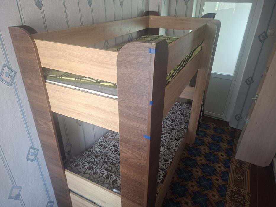 Двохярусне ліжко