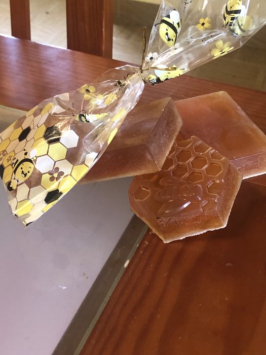 Sabonetes artesanais de  mel e própolis