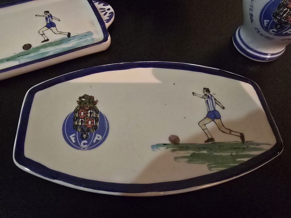Artigos em cerâmica alusivos ao FCPorto pintados à mão. 
Preço para o