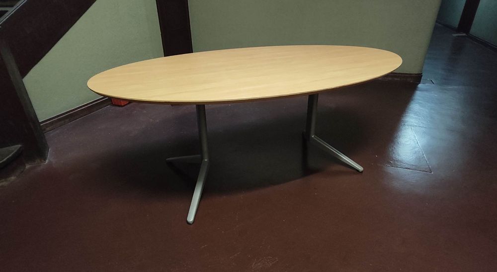 Mesa oval de escritório da marca Ahrend com 2 metros