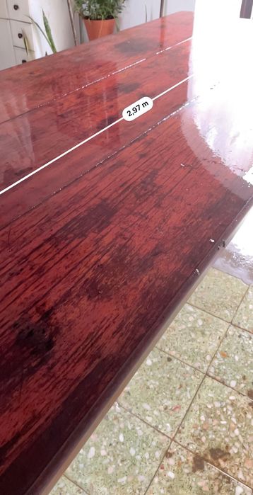 Mesa madeira muito robusta. Material madeira ferro