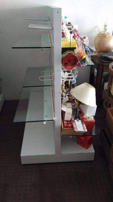 Expositor ambos lados e 6 prateleiras em vidro. Com rodas