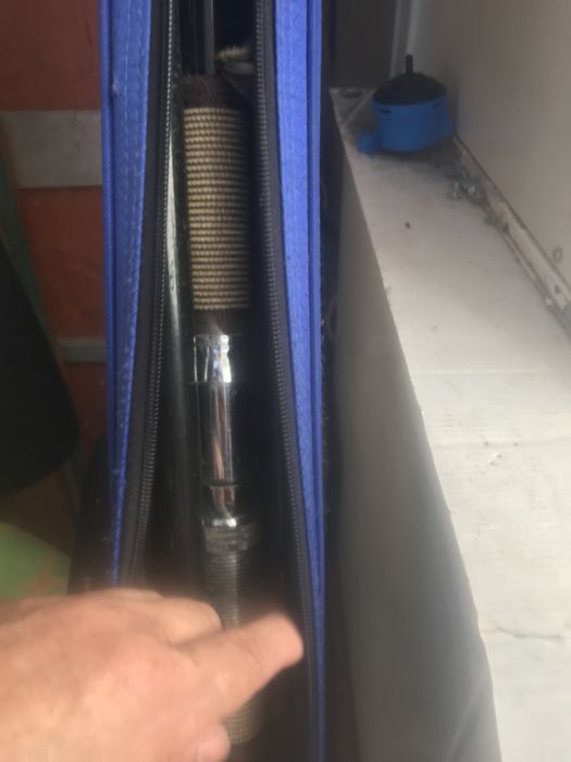 Duas canas de pesca ums com estojo eoutra nao