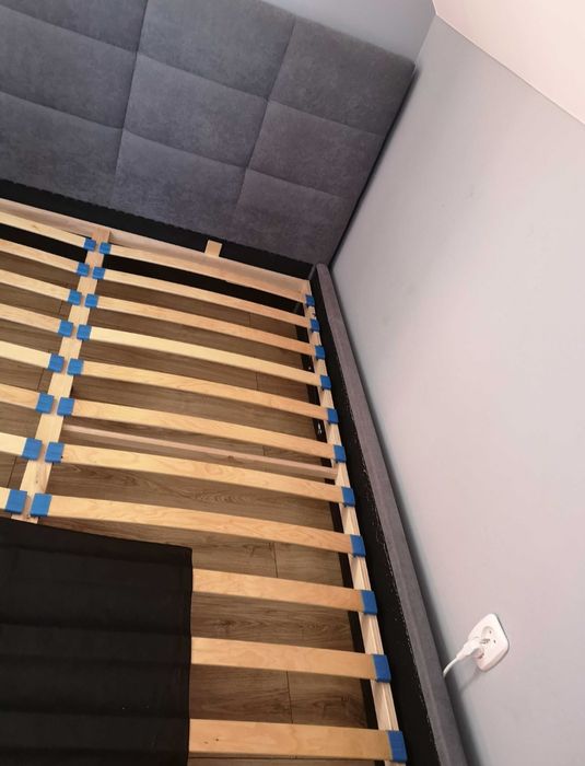 Łóżko z stelażem