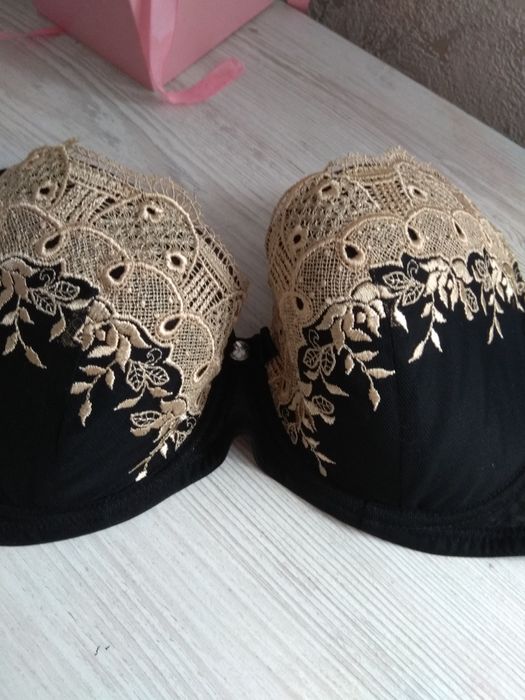 Бюстгальтер жіночий