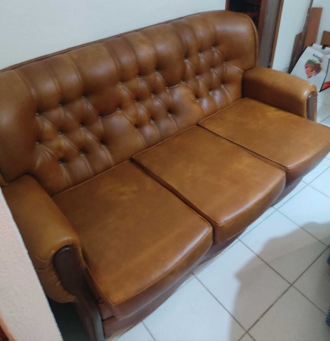Sofá de pele de três lugares