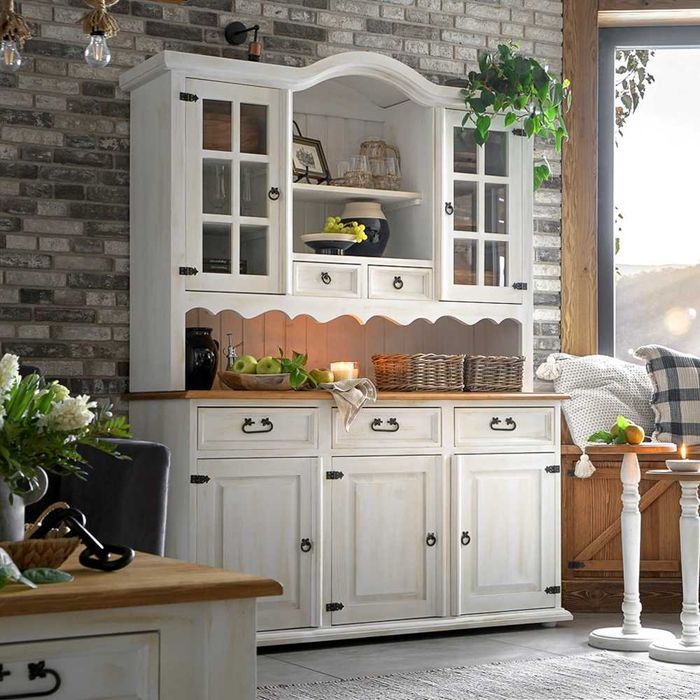 Kredens kuchenny w stylu rustykalnym do jadalni, biały wiejski kredens