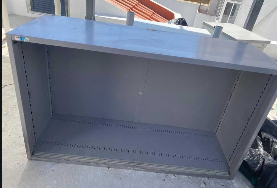Armário de 2 portas com tampo no meio