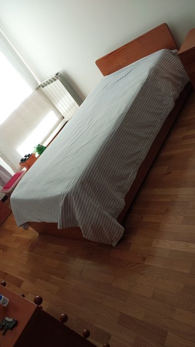 Cama solteiro e mesa de cabeceira